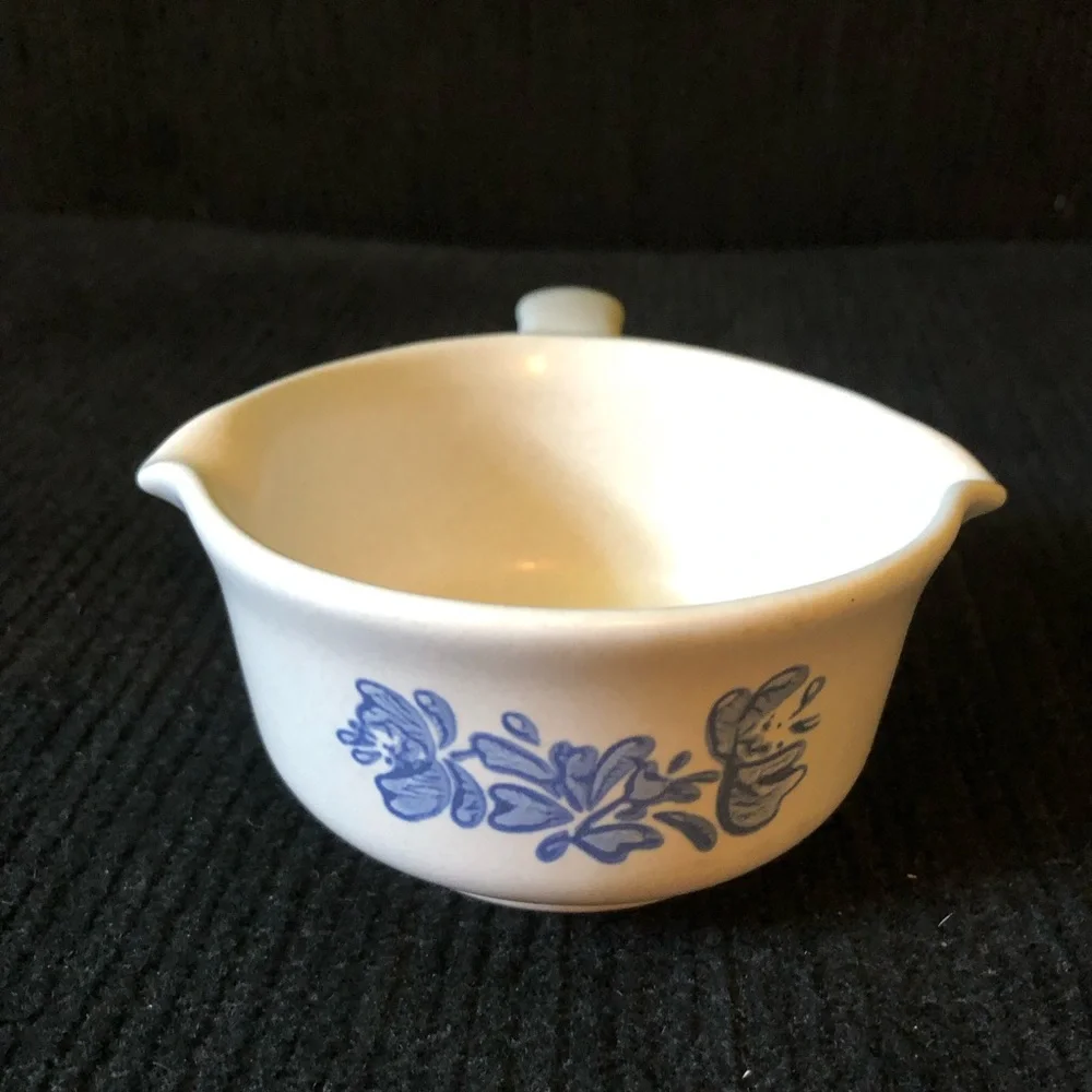 11026 Pfaltzgraff VINTAGE Stoneware Yorktowne Sauce Spout small bowl USA Blue